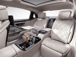 Terdapat juga electric sun blind pada kedua jendela belakang untuk pandangan yang lebih luas. Foto: Mercedes Benz