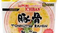 Mie instan Sapporo Ichiban merupakan produk asal Jepang yang juga masuk daftar terbaik versi Bon Appetit. Ramen instan dari Jepang ini memiliki kuah kaldu yang lebih kental dengan rasa gurih babi yang pekat. Foto: Bonappetit.com