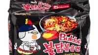 SamYang berada di peringkat kedua. Rasa ayam pedas membuatnya ketagihan, walaupun sangat kepedasan. Biasanya, ia menambahkan sayuran seperti bok choy atau bayam. Foto: Bonappetit.com
