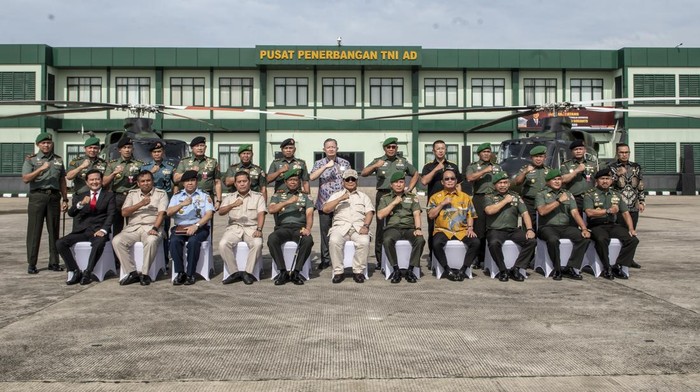 Momen Prabowo Serahkan Dua Helikopter Bell ke TNI AD Menteri Pertahanan (Menhan) Prabowo Subianto (tengah-duduk) berfoto bersama sejumlah pejabat saat menghadiri acara penandatanganan dan penyerahan Helikopter Bell 412 ke Pusat Penerbangan Angkatan Darat di Skadron-21/Serba Guna Puspenerbad, Pangkalan Udara Pondok Cabe, Pamulang, Tangerang Selatan, Banten, Kamis (27/10/2022). Menhan menyerahkan dua unit Helikopter Bell 412 kepada TNI AD (Pupenerbad) dengan nomor register HA-5116 dan HA-5183 hasil pengadaan overhaul Heli Bell 412 sebagai program daftar kegiatan prioritas pinjaman dalam negeri Kemhan RI TA 2021 dari PT Black Diamond Heliaero kepada Menhan. ANTARA FOTO/Muhammad Adimaja/nym.