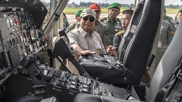 Momen Prabowo Serahkan Dua Helikopter Bell ke TNI AD