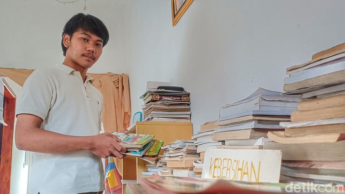 Muhammad Rukhiat Sofia Ramdani (23) pendiri perpustakaan kampung bahera.
