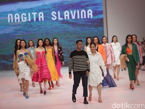 Perdana Pamer Karya di JFW 2023, Nagita Slavina Rilis Koleksi Baju Liburan