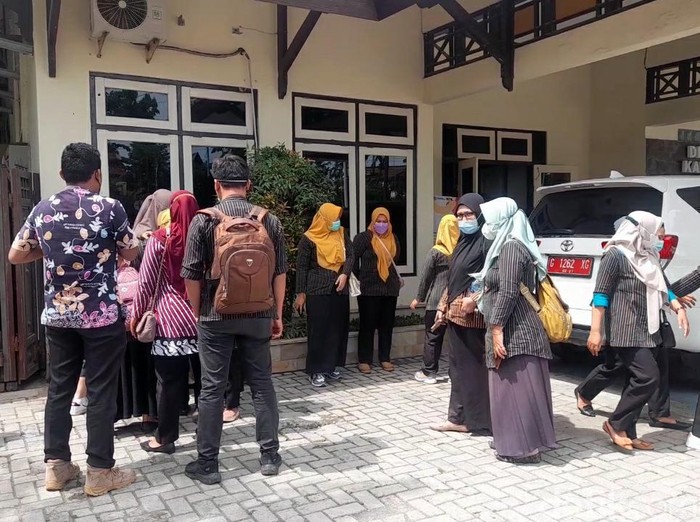 Nakes Puskesmas Tonjong datangi Dinkes Brebes, Kamis (27/10/2022).