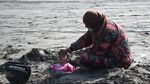 Potret Orang Tua di Pakistan Ramai Menanam Anak di Dalam Pasir