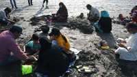 Bukan hanya dikubur, para orang tua yang menemani juga berdoa di samping anaknya. Sabir Mazhar/Anadolu Agency/Getty Images