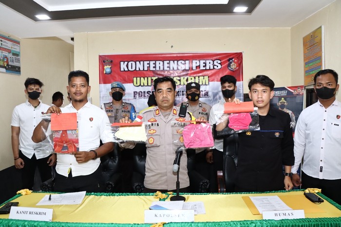 Polisi menunjukkan barang bukti pencabulan anak bawah umur di kabupaten Lingga. (Foto: Polres Lingga)