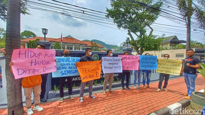 Para korban Doni Salmanan demo di depan PN Bale Bandung.