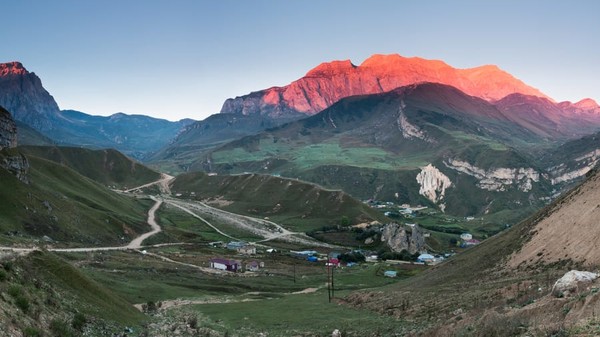 Gunung Shahdag disinari cahaya pagi pada ketinggian 4.243 meter. Gunung tertinggi kedua di Azerbaijan.