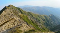 Pegunungan Kaukasus Besar Azerbaijan terlihat dari jalur Gunung Babadag di wilayah Ismayilli.