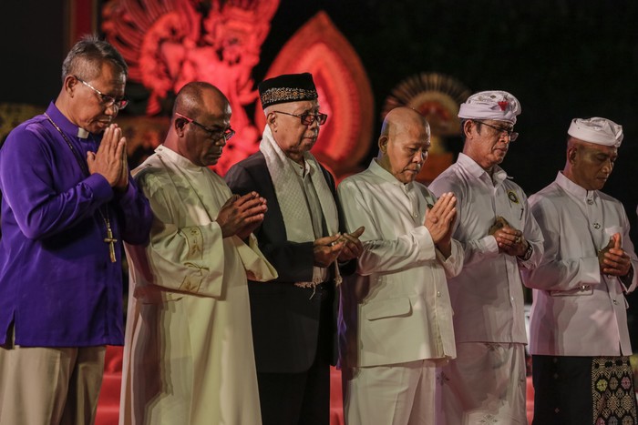 Umat Hindu menghadiri doa bersama jelang KTT G20 di Nusa Dua, Bali, Kamis (26/10/2022). Sedikitnya 1.200 pedanda Hindu Bali dan tokoh agama lainnya berkumpul untuk menggelar doa massal.