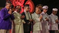 Selain itu tokoh agama lainnya juga berkumpul untuk menggelar doa massal.  