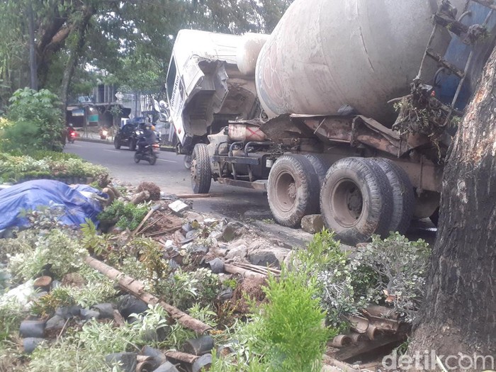 Penampakan kemacetan di Jalan Raya Ngaliyan Semarang saat petugas melakukan evakuasi truk terguling, Kamis (27/10/2022).
