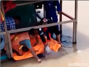 Geger Penemuan Mayat Pria Telanjang Terikat Tali Mengapung di Sungai Musi