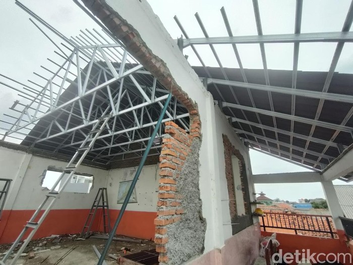 Perbaikan atap SDN Pancoranmas 3 Depok, Jawa Barat, 27 Oktober 2022. (Dwi Rahmawati/detikcom)