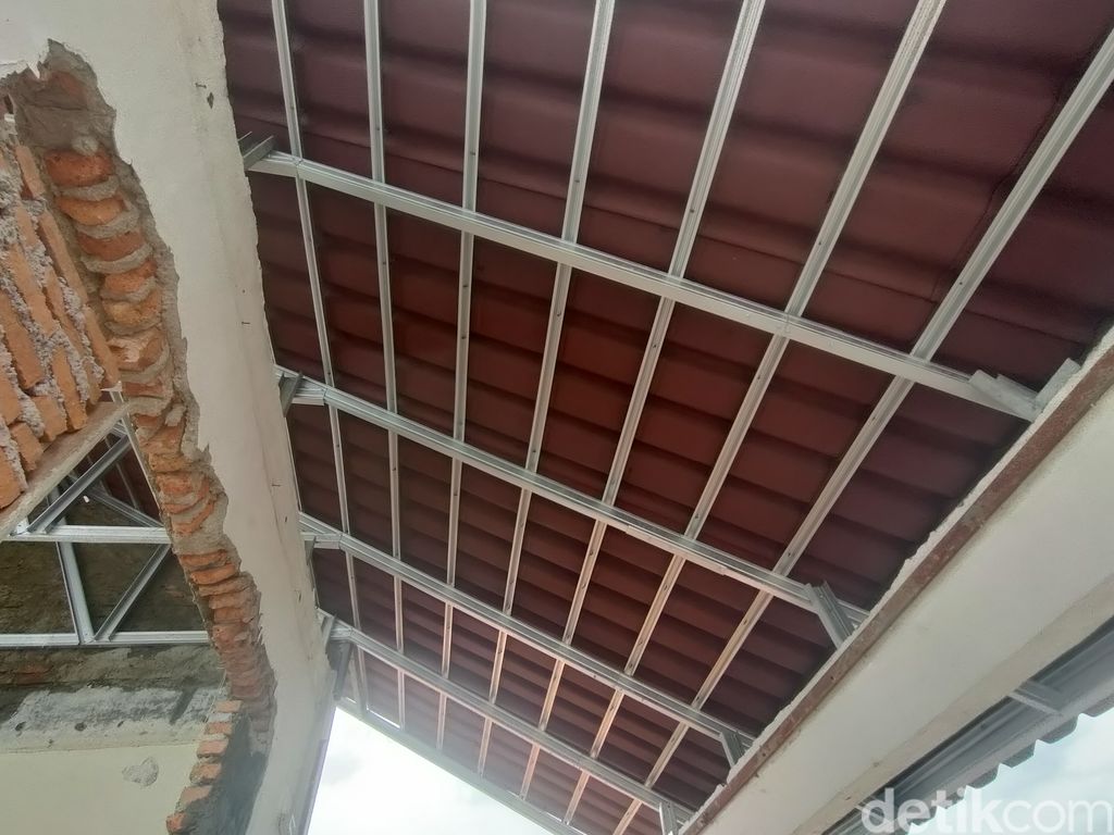 Perbaikan atap SDN Pancoranmas 3 Depok, Jawa Barat, 27 Oktober 2022. (Dwi Rahmawati/detikcom)