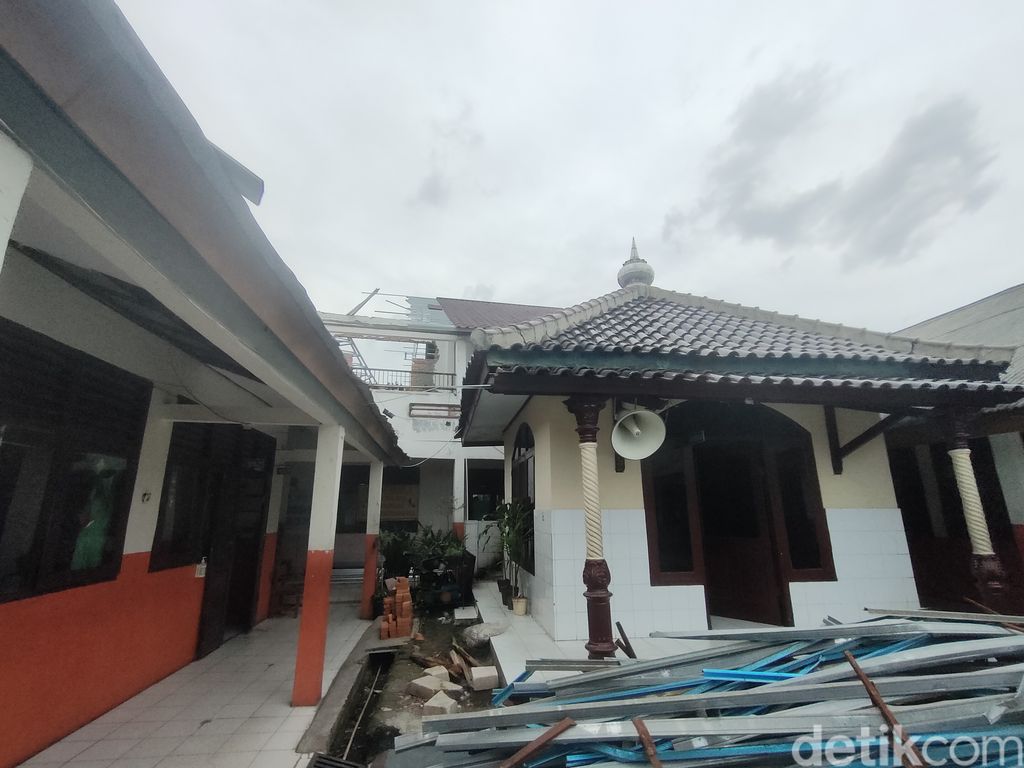 Perbaikan atap SDN Pancoranmas 3 Depok, Jawa Barat, 27 Oktober 2022. (Dwi Rahmawati/detikcom)