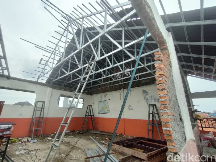 Perbaikan atap SDN Pancoranmas 3 Depok, Jawa Barat, 27 Oktober 2022. (Dwi Rahmawati/detikcom)