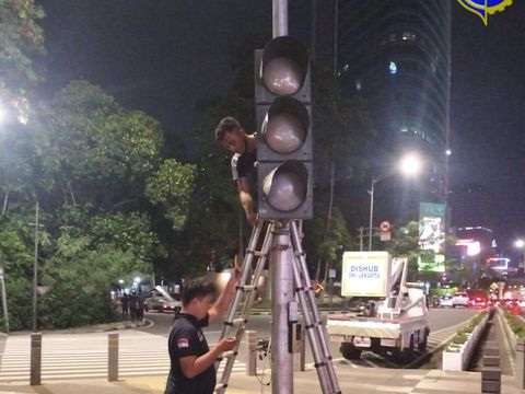 Perbaikan pelican crossing Halte TransJakarta Tosari, Sudirman, Jakarta Pusat.