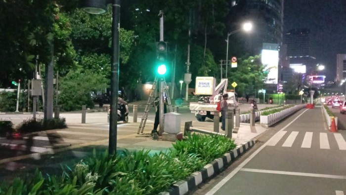 Perbaikan pelican crossing Halte TransJakarta Tosari, Sudirman, Jakarta Pusat.