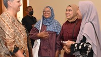Semua saling berbincang dan berbagi informasi. Diselingi juga dengan kegiatan makan bersama.