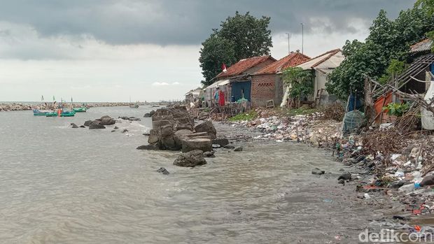 Pesisir pantai Desa Dadap di Jantinyuat Indramayu