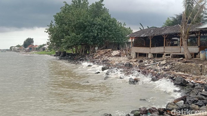 Pesisir pantai Desa Dadap di Jantinyuat Indramayu