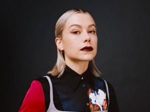 Konsisten! Phoebe Bridgers Suarakan Free Palestine di Panggung