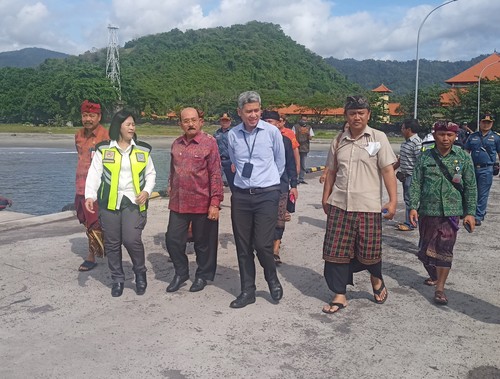 Plt. Sekretariat Direktorat Jenderal Perhubungan Laut Lollan Andy Sutomo Panjaitan bersama Wakil Bupati Karangasem I Wayan Artha Dipa dan pejabat lainnya saat melakukan kunjungan di Dermaga Pelabuhan Tanah Ampo, Karangasem, Kamis (27/10/2022). (Foto : I Wayan Selamat Juniasa/detikBali)
