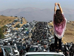 Polisi Iran Tembaki Demonstran Saat Peringatan 40 Hari Kematian Mahsa Amini