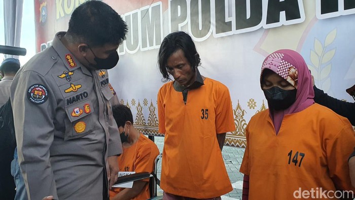 Polisi menetapkan ayah tiri yang menyiksa dan menyulut api rokok kemaluan bocah di Pekanbaru sebagai tersangka. Ibu kandung korban juga jadi tersangka.