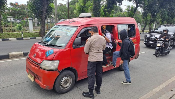 Polisi menyewa angkot mengantar dan mengawal gerombolan pelajar yang dicurigai mau tawuran di Jagakarsa, Jaksel.