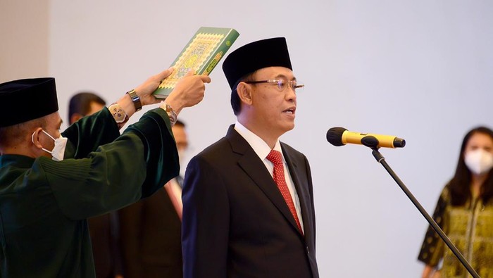Politisi Golkar Ahmadi Noor Supit mengucapkan sumpah jabatan sebagai Anggota Badan Pemeriksa Keuangan RI (BPK) di Gedung Mahkamah Agung.