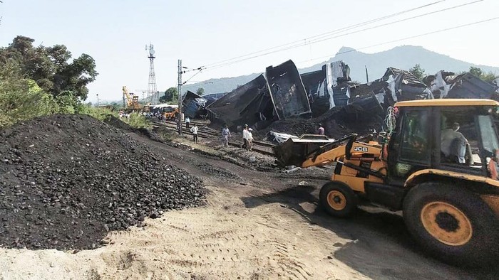 Porak-poranda! 53 Gerbong Kereta Isi Batu Bara Ringsek di India KODERMA, INDIA - OCTOBER 26: Restoration work underway after coal wagons of a goods train derailed at Gurpa station between Koderma and Manpur railway stations of Dhanbad division on October 26, 2022 in Koderma, India. Rail traffic on Gaya Dhanbad section in Bihar has been disrupted following the derailment of 53 wagons of a coal-laden goods train. (Photo by Santosh Kumar/Hindustan Times via Getty Images)