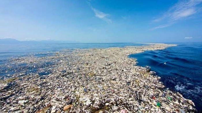 Kemudian ada bencana tempat sampah Pasifik Utara atau Great Pacific Garbage Patch. Bencana ini merupakan banyaknya sampah yang masuk ke laut selama beberapa dekade terakhir. Sampah-sampah tersebut membentang dari pantai California, melintasi Samudra Pasifik ke Jepang. (Dok. Forbes/The Ocean Cleanup)