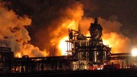 Bencana selanjutnya terjadi di kota Jilin, China pada November 2005. Rangkaian ledakan terjadi di pabrik petrokimia. Menurut laporan New York Times, lebih dari 10.00 orang dievakuasi dari daerah setempat setelah ledakan terjadi. (Xinhua/China Daily)  