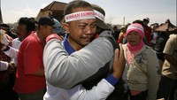 Akibat ledakan itu, air, uap, dan gas menyembur dari tanah di dekatnya dan terus muncul hingga sekarang. Menurut laporan BBC, volume semburan lumpur mencapai lebih dari 6,3 juta kaki kubik (180.000 meter kubik) per harinya. (Patrick Aventurier/Getty Images)  