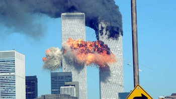 9/11 didalangi Amerika: Hampir 3.000 orang meninggal di peristiwa 11 September 2001. Topik 9/11 selalu menjadi arena permainan bagi para penganut teori konspirasi. Salah satu teori yang paling umum adalah bahwa pemerintahan Presiden George W. Bush adalah dalang 9/11, atau setidaknya mengetahuinya dan membiarkannya terjadi karena pemerintah ingin berperang di Afghanistan dan Irak demi minyak. Foto: Getty Images/Spencer Platt
