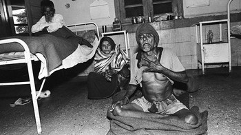 Bencana Bhopal: 2 Desember 1984, terjadi kebocoran gas di pabrik pestisida di Bhopal, India, di mana 40 ton bahan kimia yang disebut metil isosianat bocor ke atmosfer. Jumlah tersebut merupakan bahan beracun sangat besar dan pabrik tersebut dikelilingi oleh perumahan padat, sehingga lebih dari 600.000 orang terpapar awan mematikan. Warga menderita batuk, iritasi mata, luka bakar, sesak napas dan muntah-muntah. Ribuan orang meninggal dalam beberapa jam. Ribuan hewan juga mati. Foto: Wikipedia Foto: Sygma via Getty Images/Alain Nogues