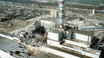 Pahlawan Chernobyl: Setelah kecelakaan yang menyebabkan ledakan pada reaktor empat Pembangkit Listrik Tenaga Nuklir Chernobyl April 1986, terdapat kemungkinan kehancuran tak terhitung. Pada awal bencana, petugas pemadam kebakaran menaruh air di bawah reaktor untuk mendinginkannya. Namun bulan Mei, ada kemungkinan bahan nuklir cair meleleh ke dalam tanah, mencemari air, menyebabkan ledakan uap besar-besaran, dan menelan jutaan nyawa. Untuk mencegah hal ini, insinyur Alexei Ananenko, Valeri Bespalov, dan Boris Baranov mengajukan diri untuk melakukan misi pencegahan. Mengenakan pakaian basah, mereka berhasil pergi ke ruang bawah tanah yang dibanjiri air radioaktif untuk menguras tangki. Beruntung, semua pahlawan ini selamat usai misi heroik itu. Foto: Getty Images/Wojtek Laski