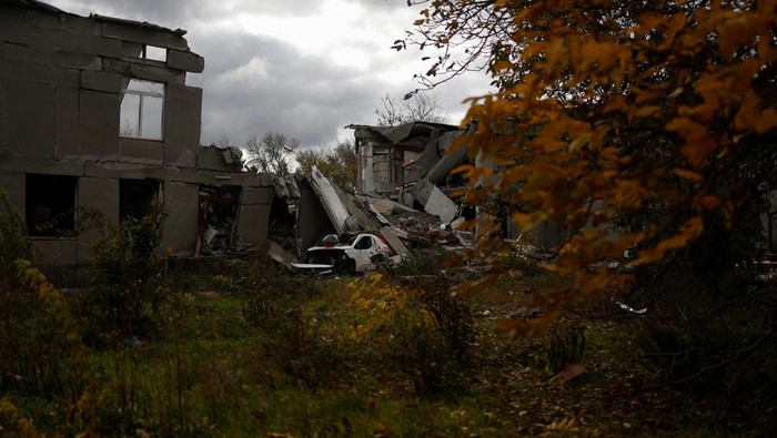 Potret Bangunan Sekolah di Ukraina Hancur Dirudal Rusia Ukrainian servicemen stand next to a school building destroyed by a Russian air strike in a village near a frontline in Mykolaiv region, Ukraine October 26, 2022. REUTERS/Valentyn Ogirenko