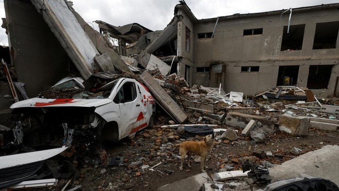 Potret Bangunan Sekolah di Ukraina Hancur Dirudal Rusia Ukrainian servicemen stand next to a school building destroyed by a Russian air strike in a village near a frontline in Mykolaiv region, Ukraine October 26, 2022. REUTERS/Valentyn Ogirenko