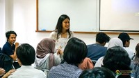 Dian Sastro merupakan lulusan UI. Dian alimni S1 Filsafat UI tahun 2007, kemudian dia melanjutkan S2 Manajemen di UI pada tahun 2014.  (Instagram: @therealdiansastr)