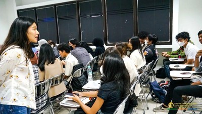 4 Gaya Dian Sastro Ngajar di Universitas Indonesia