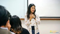 Momen Dian Sastro jadi dosen di UI dibagikannya di akun Instagram pribadinya. Dia pun merasa senang bisa mengajar di almamaternya. (Instagram: @therealdiansastr)