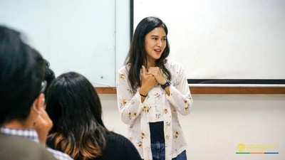 Foto: Deretan Gaya Artis Jadi Dosen Tamu, Dian Sastrowardoyo Kebayaan