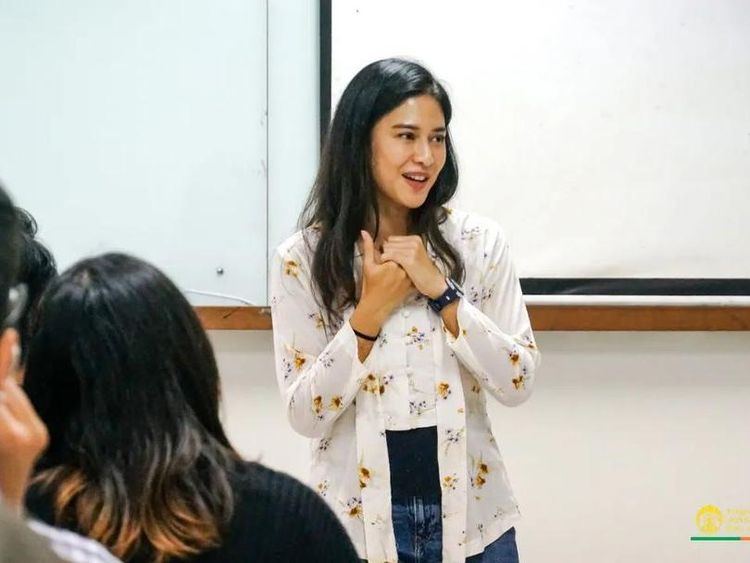 5 Potret Dian Sastro Jadi Dosen Vokasi UI