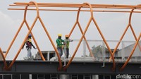 Para pekerja terus dikebut untuk menyelesaikan pembangunan tersebut.