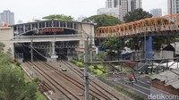 Suasana baru dari atas yang memperlihatkan stasiun Kebayoran terhubung dengan JPO.