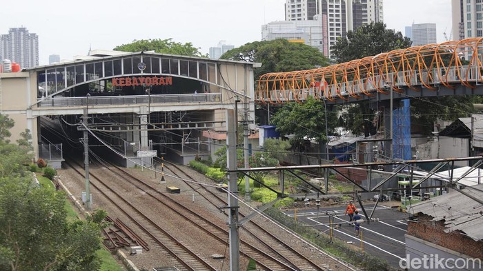 Potret Pembangunan Skywalk Penghubung Stasiun-Halte Kebayoran Lama Suasana baru dari atas yang memperlihatkan stasiun Kebayoran terhubung dengan JPO.